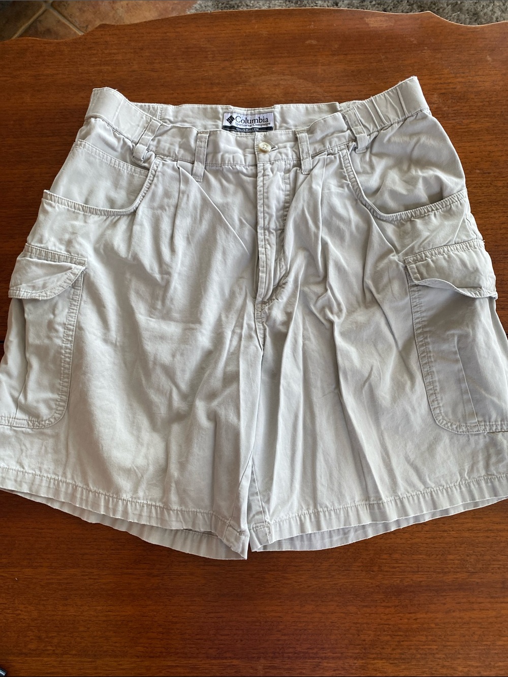 Men’s Columbia Beige Cargo Shorts with Side Pockets